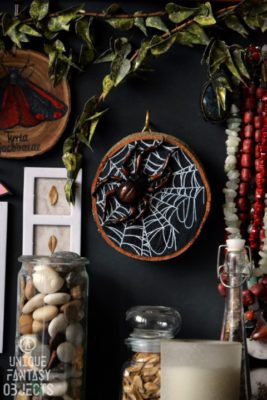 Wisząca ozdoba z rzeźbą pająka Zyzusia tłuściocha i pajęczyną (Unique Fantasy Objects)