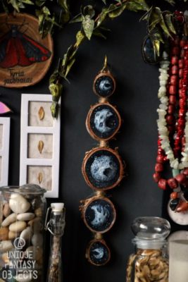 Drewniana ozdoba na ścianę z fazami księżyca (2) (Unique Fantasy Objects)