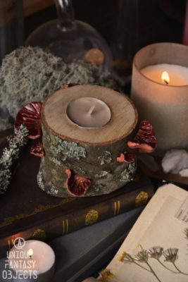 Drewniany świecznik z czerwonymi grzybami i świeczką zapachową (Unique Fantasy Objects)