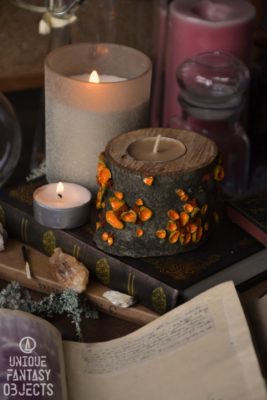 Drewniany świecznik na zapachową świeczkę z pomarańczowymi porostami (Unique Fantasy Objects)