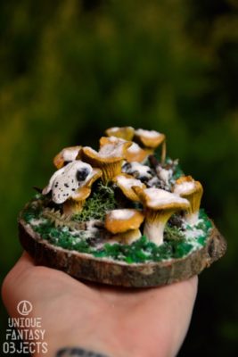 Gliniana dekoracja z kurkami na drewnianej podstawce (5) (Unique Fantasy Objects)