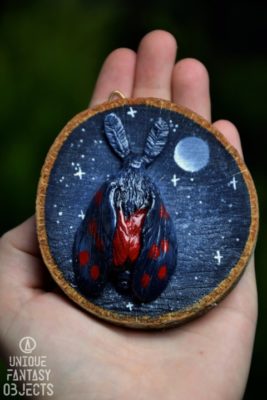 Zawieszka na ścianę lub magnes na lodówkę z ćmą kraśnik sześcioplamek (Unique Fantasy Objects)