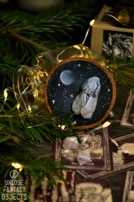 Ozdobny magnes z ćmą (Unique Fantasy Objects) (8)