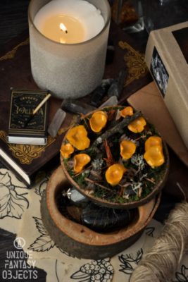 Drewniane pudełko na biżuterię z glinianymi rzeźbami kurek (Unique Fantasy Objects)