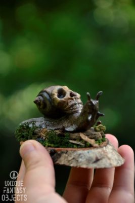 Rzeźba ślimaka z czaszką na drewnianym krążku (7) (Unique Fantasy Objects)