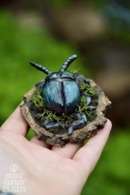 Rzeźba żuka na drewnianej podstawce (3) (Unique Fantasy Objects)