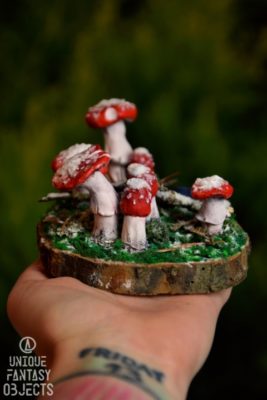 Rzeźby muchomora na drewnianej podstawce (2) (Unique Fantasy Objects)