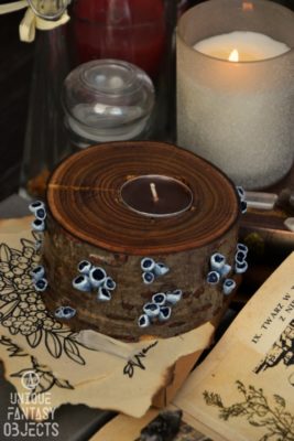Drewniany świecznik ze świeczką zapachową ozdobiony szarymi porostami (Unique Fantasy Objects)