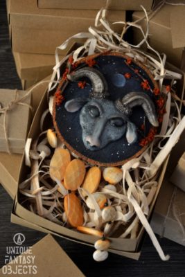 Wisząca dekoracja na drewnianym krążku z kozą i koralikami (8) (Unique Fantasy Objects)