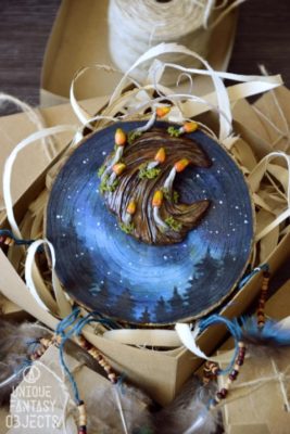 Łapacz snów z nocnym niebem udekorowany grzybami (Unique Fantasy Objects)