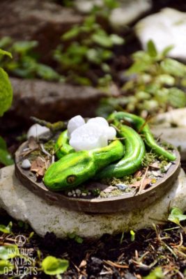 Zielony wąż leżący na drewnianym krążku (3) (Unique Fantasy Objects)