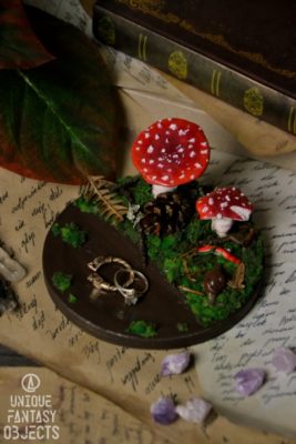 Drewniany talerzyk na biżuterię z muchomorami (Unique Fantasy Objects)