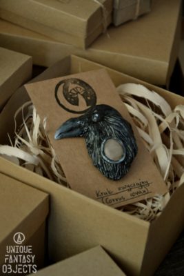 Ozdobna broszka z krukiem i kamieniem (Unique Fantasy Objects)