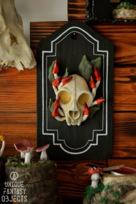 Rzeźba czaszki kota z grzybkami na drewnianej desce (Unique Fantasy Objects)