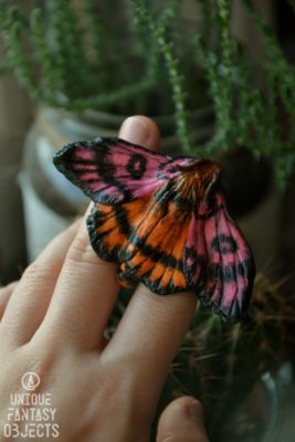 Broszka z ćmą jako piękny dodatek do ubioru (Unique Fantasy Objects)