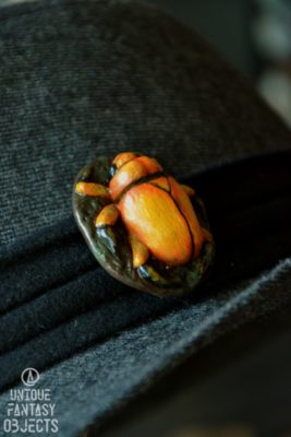 Ozdobna broszka z żółtym żukiem (Unique Fantasy Objects)