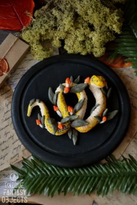 Wisząca dekoracja na ścianę z wężem i grzybkami (Unique Fantasy Objects)