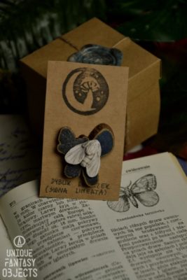 Dekoracyjna pinezka z białą ćmą do tablicy korkowej (Unique Fantasy Objects)