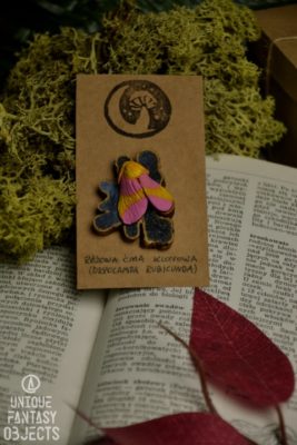 Pinezka z różową ćmą klonową do tablicy korkowej (Unique Fantasy Objects)