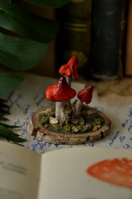 Ozdobne czerwone gliniane grzyby do dekoracji domu