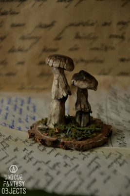 Ozdobny brązowy grzyb z gliny