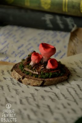 Ozdobne rzeźbione różowe grzyby do dekoracji półki lub biurka