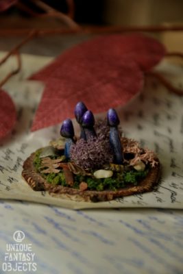 Stojąca ozdoba z fioletowymi grzybami z gliny