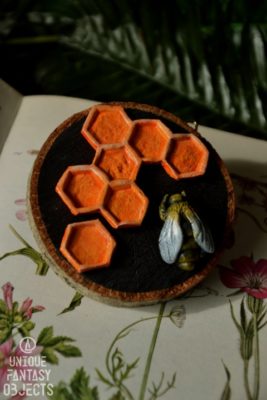 Zawieszka na ścianę lub magnes z pszczołą z plastrami miodu