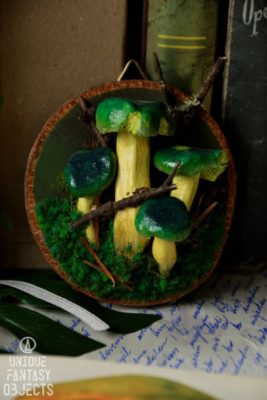 Ozdoba na ścianę lub magnes z rzeźbami zielonych grzybów