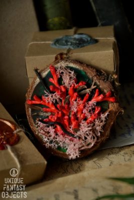 Zawieszka na ścianę lub magnes z rzeźbami koralówki czerwonej