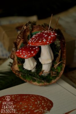 Zawieszka na ścianę lub magnes z rzeźbami muchomorów