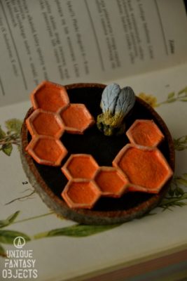 Wisząca dekoracja lub magnes na lodówkę z pszczołą i miodem