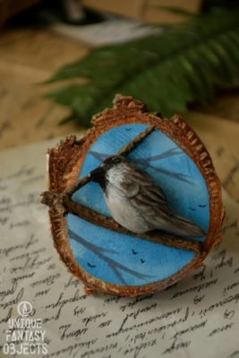 Drewniany magnes lub ozdoba na ścianę z wróblem