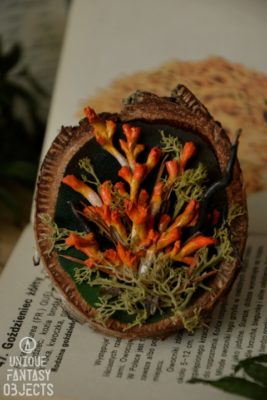 Wisząca dekoracja na ścianę lub magnes z rzeźbą koralówki złocistej