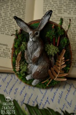 Ozdoba na ścianę z rzeźbą zająca, którą możesz zawiesić na lodówce