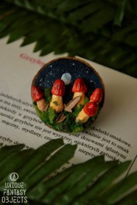 Zawieszka na ścianę lub magnes z rzeźbami muchomorów