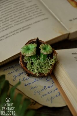 Magnes na lodówkę z porostami wyrzeźbionymi z gliny