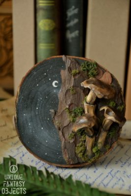 Duży magnes lub wisząca dekoracja na ścianę z brązowymi grzybami i nocnym niebem