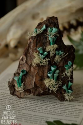 Magnes na lodówkę z kory drzewnej ozdobionej rzeźbami porostów