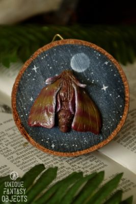 Ozdoba na ścianę lub magnes z glinianą ćmą zmrocznik gładysz