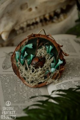 Ozdoba na ścianę lub magnes z porostami i żukiem zrobionymi z gliny