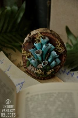 Zawieszka na ścianę lub ozdobny magnes z rzeźbami porosta chrobotka strzępiastego