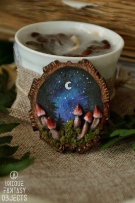 Ozdoba na ścianę lub magnes z czerwonymi grzybami na tle nocnego nieba