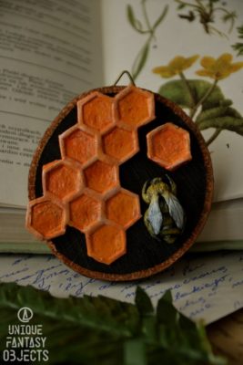 Ozdoba na ścianę lub magnes z pszczołą i plastrami miodu