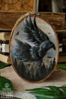 Wisząca ozdoba na ścianę z krukiem zrobionym z gliny