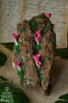 Dekoracja na ścianę z kory i glinianych grzybów