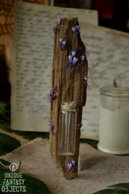 Wiszący wazon z fioletowymi porostami zrobionymi z gliny