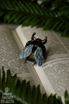 Piękna brosza z rzeźbą trzmiela (Unique Fantasy Objects)