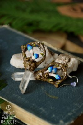 Kolczyki z niebieskimi grzybami i kryształem górskim (Unique Fantasy Objects)