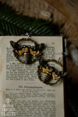 Kolczyki z ćmą zmierzchnica trupia główka (Unique Fantasy Objects)